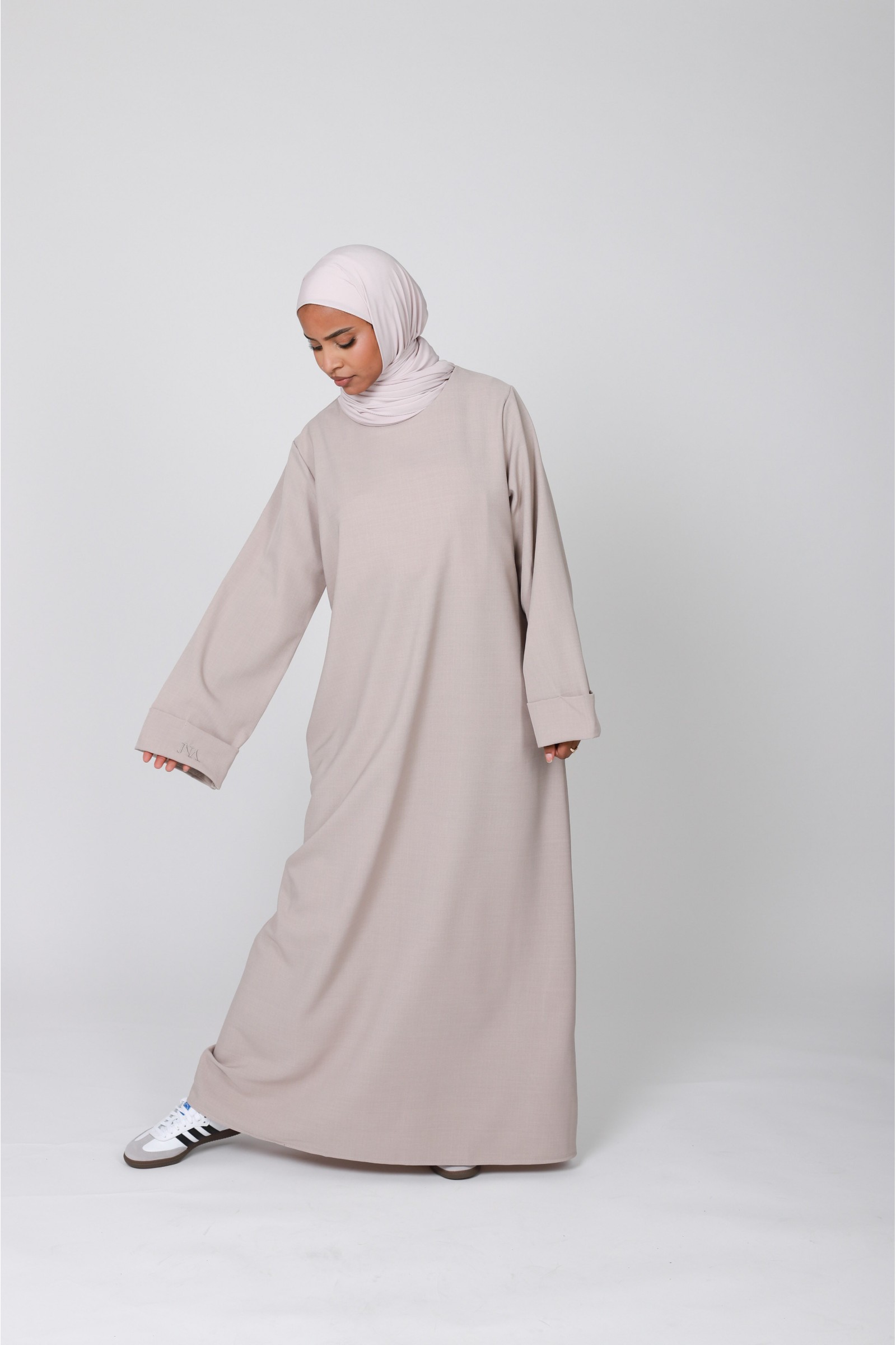 Abayas beige légiférées pour femmes musulmanes 2024