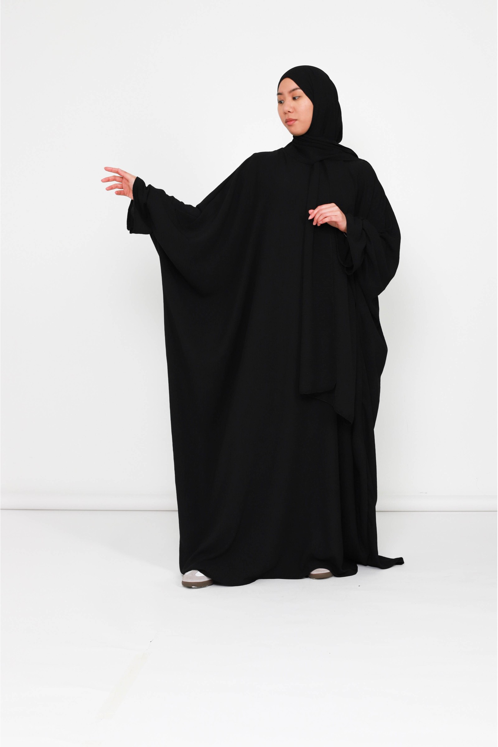 Inexpensive abaya with an integrated veil in practical jazz material